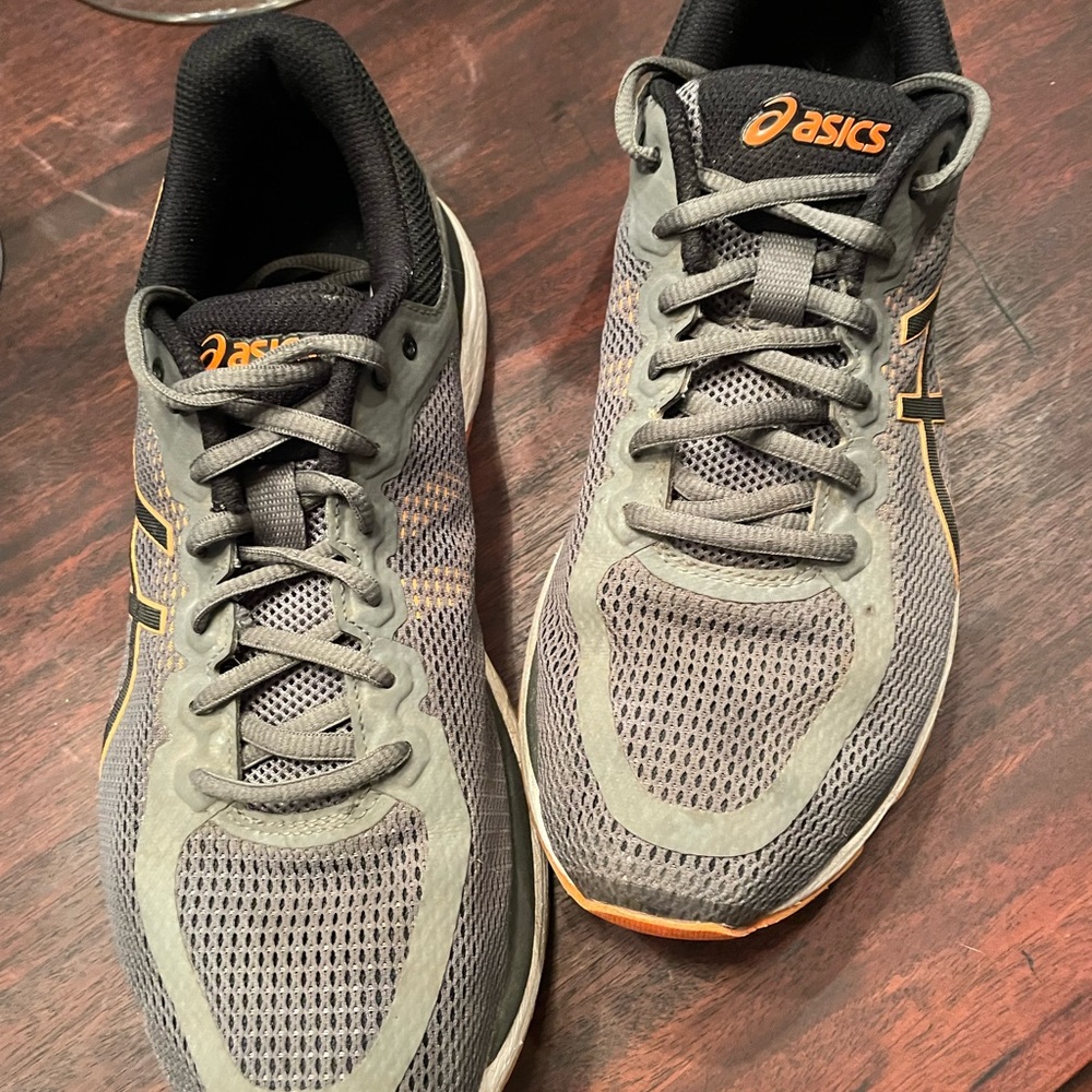 Mens tennis shoe